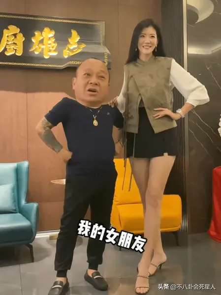 68岁港星晒28岁“女友”，女方身高1米88，是亚洲最高超模