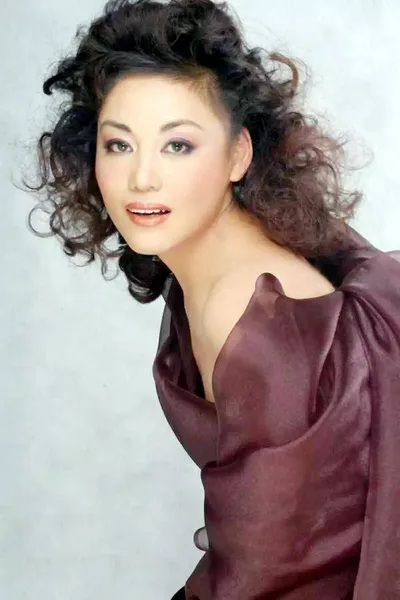 著名歌唱家胡晓晴：一场官司伤了她的心，67岁仍未婚，无儿无女