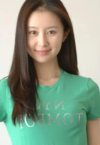 舒畅，原名董丽丽，1987年出生吉林白山市，她演的“傻妞”挺可爱