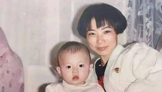 分手后独自抚养儿子28年，如今儿子火了，前夫竟厚着脸皮来沾名气