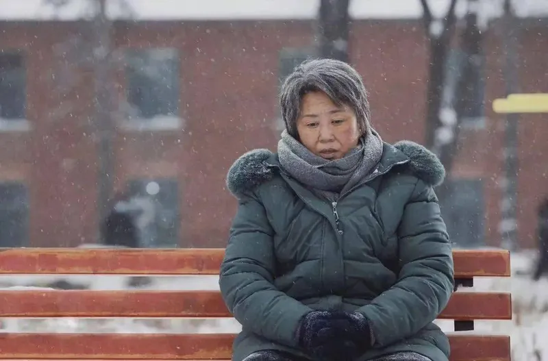 被嫌弃“又土又丑”的她，成为中国第一位百亿票房女演员，曾经的“丑角”终于“活明白了”