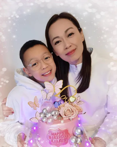 51岁港星暴瘦后又狂胖，未婚生子独自抚养儿子12年，一年拍10部剧