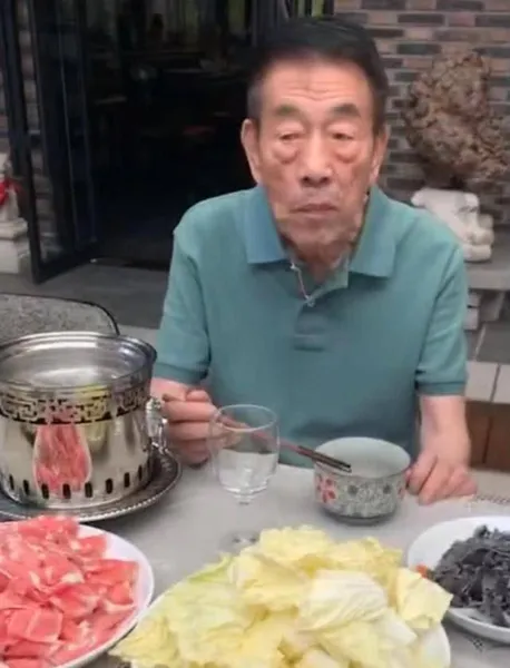 88岁杨少华吃火锅，别看年龄大，还特爱吃这东西