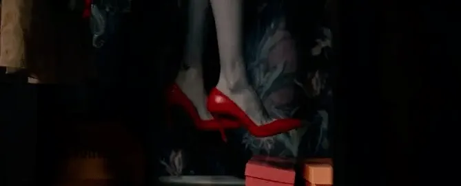 红色高跟鞋是如何成为恐怖元素的？