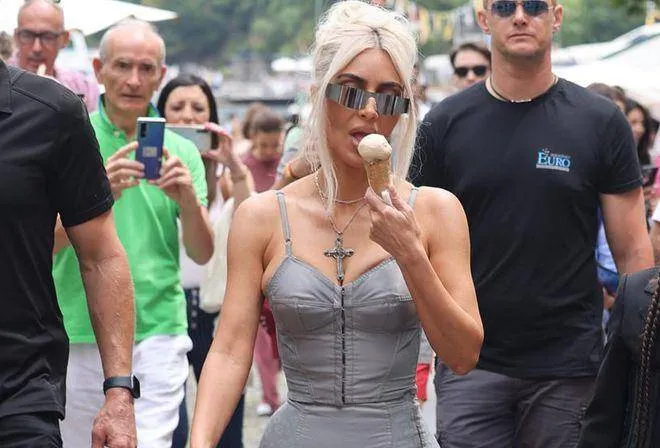 41岁金卡戴珊当众吃冰淇淋，穿半透明黑纱裙，网友：这腰臀比慕了