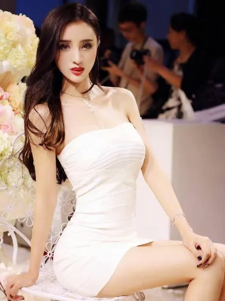 “中国第一美腿车模”太撩人，身穿旗袍尽显完美身材