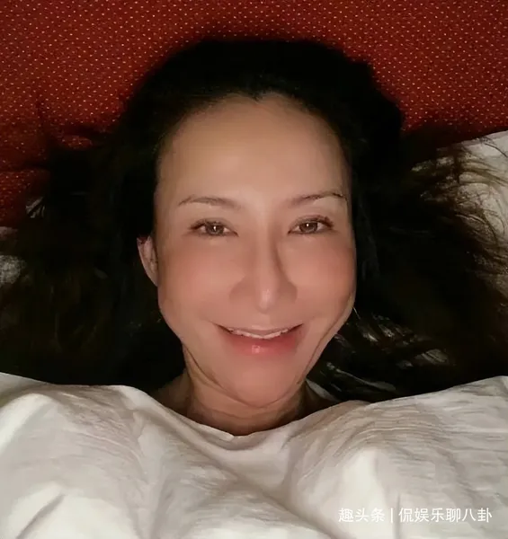 47岁李玫晒起床素颜照，模样雷人像老太婆，网友：你是自己的黑粉