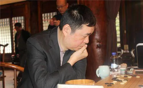 中国首位围棋世界冠军，56岁结过三次婚仍无子，与年轻妻子很恩爱
