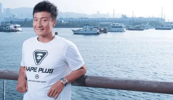 好痛呀！香港著名男星游海泳时突遭海虱咬伤