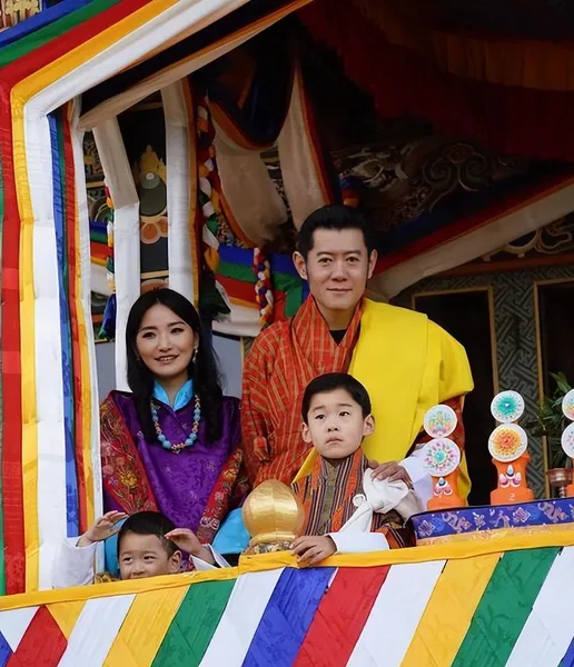 不丹最美王后：受尽冷落，被国王挤下红毯，11年爱情童话终破灭