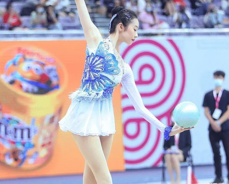 《超新星》张艺凡表演艺术体操，身姿优雅，但这腿是真实的吗？