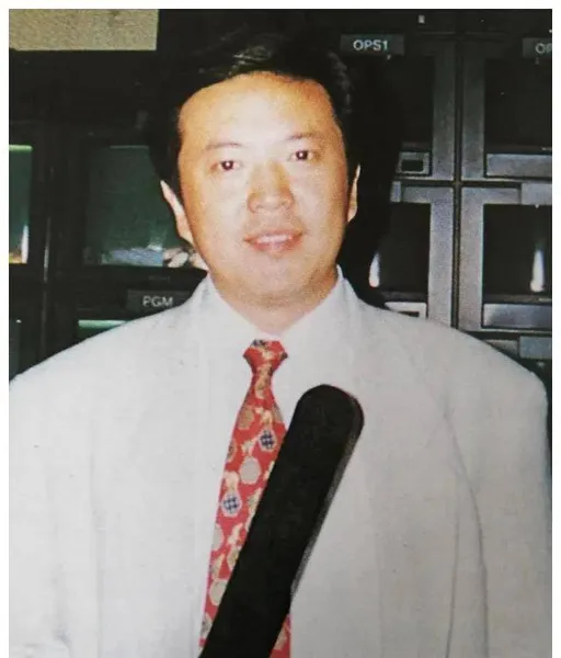 他是上海第一代法制栏目主持人，他的声音当年家喻户晓