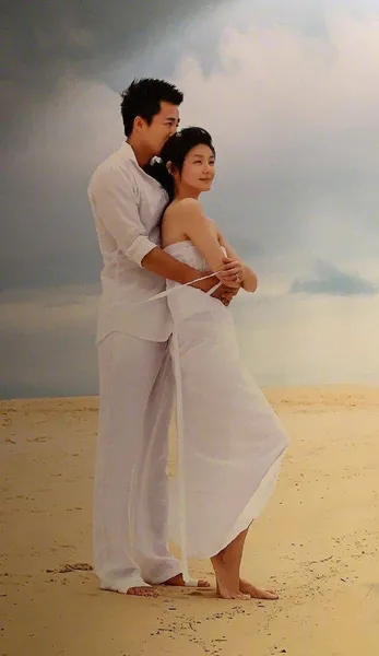 汪小菲把屏保换成了和大s结婚时的照片，夸老婆多美多清秀