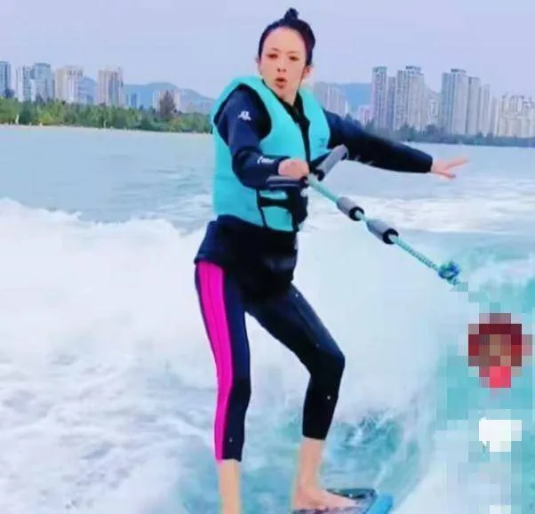 章子怡分享近况，晒出游艇冲浪视频，穿衣保守引发争议