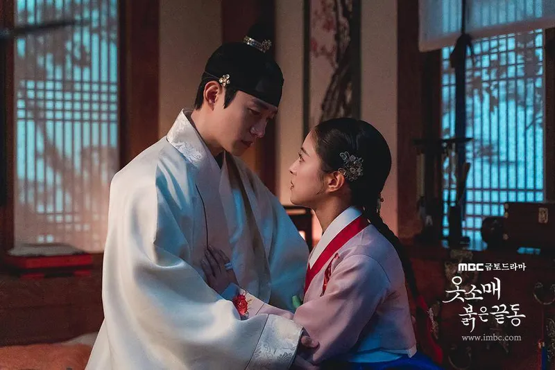 韩网热议「心中最爱的古装韩剧」：《云画的月光》当年超入戏