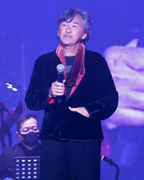 75岁林子祥演唱会众星云集，一口气唱37首歌，途中突然哽咽流泪