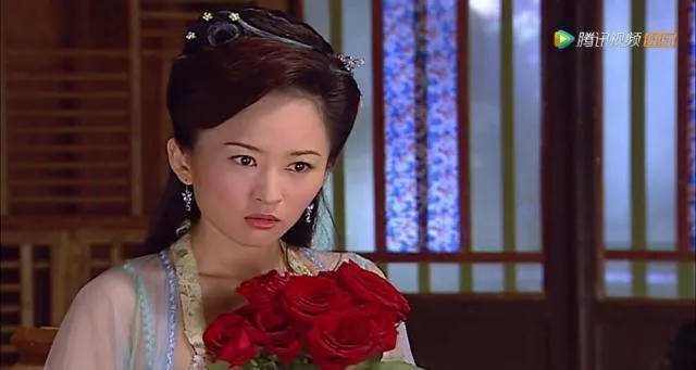 手拿一束鲜花的古装女子：青儿漂亮、尹天雪温婉，你最喜欢谁？