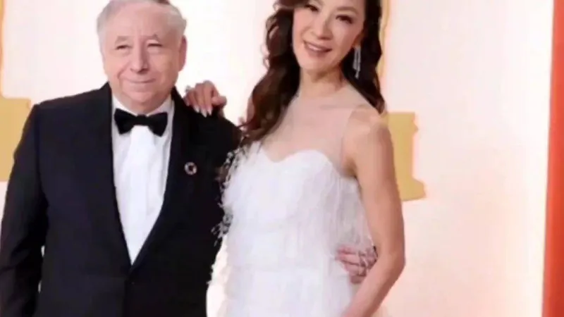 61岁杨紫琼正式官宣再婚，晒现场照与丈夫秀恩爱。