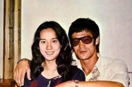 1973年，李小龙猝死，遗留下与嘉禾两份片约，嘉禾的做法很聪明