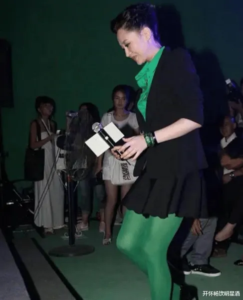 绿色丝袜搭配绿色衬衣，许晴走出时尚新高度，网友：了不起！