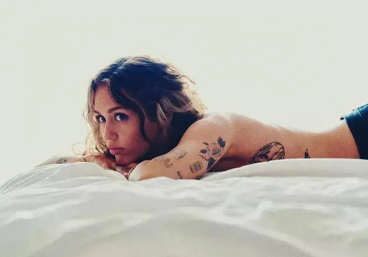 麦莉·赛勒斯在Instagram上袒胸摆拍，调侃自己的新单曲