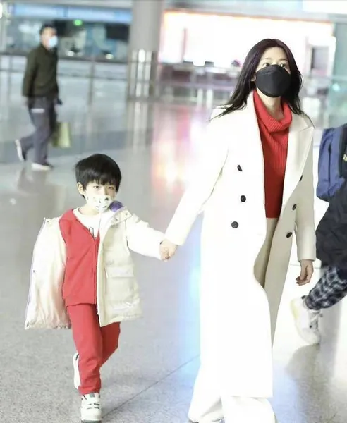 陈妍希近况曝光，带儿子小星星现身机场，5岁儿子颜值超高