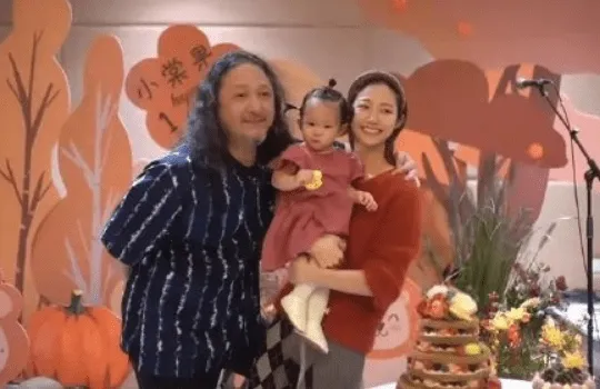 音乐人三宝与小25岁娇妻为二胎女儿庆生，刘欢毛阿敏罕见现身