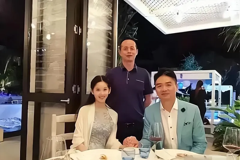刘强东携妻子跟岳父合影，女儿女婿坐着岳父站着像下属引热议
