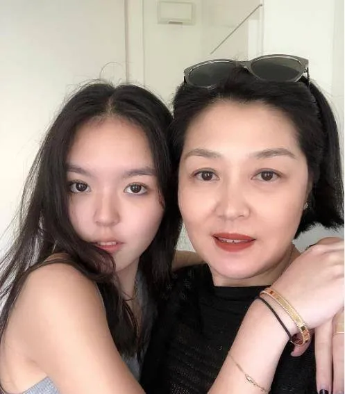 李咏女儿节日晒合影照，祝福节日日快乐，称赞妈妈是超级女人