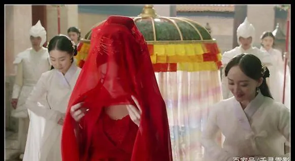 古装剧里身穿凤冠霞帔红纱遮面的新娘，杨恭如林心如惊艳了时光