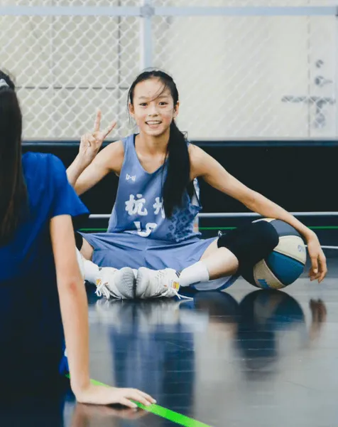 宝藏女孩！《狂飙》小黄瑶戏外拿了篮球联赛冠军