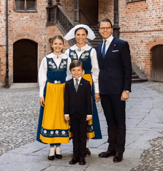 瑞典小公主回娘家“定居”！2023年诺贝尔奖有看头，王后真不容易