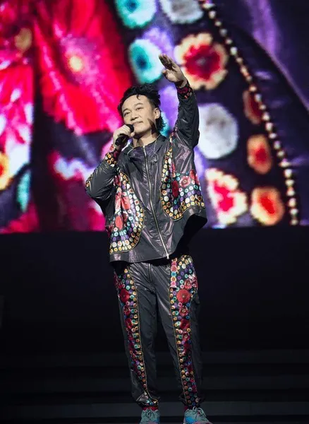 陈奕迅第24场演唱会第一次哭，新歌惊喜首播《盲婚哑嫁》剧场版